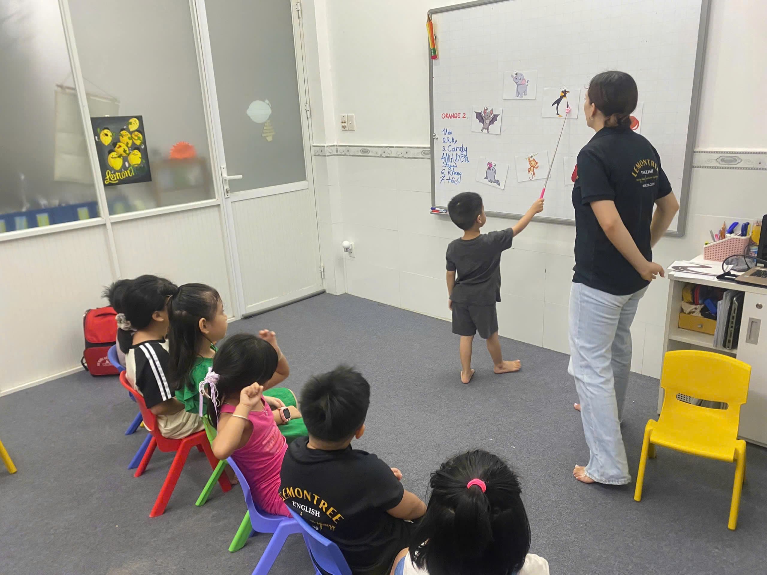 Học sinh học Flashcard trên lớp