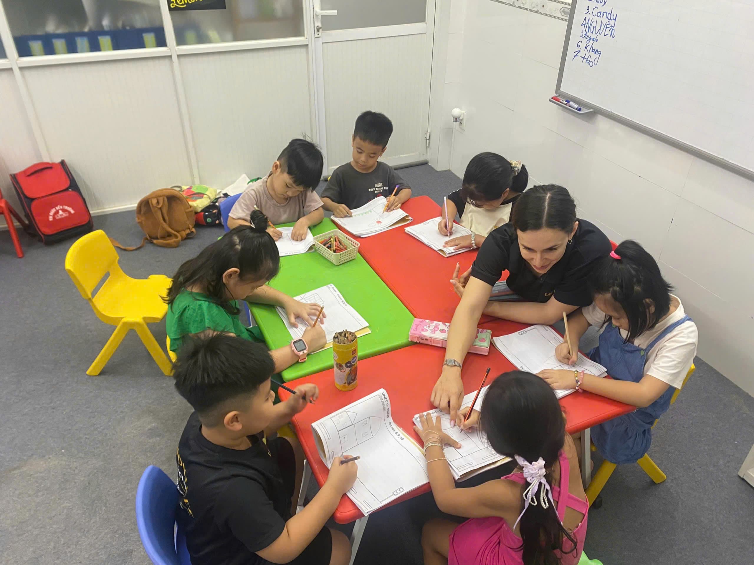 Học sinh làm bài tập cùng giáo viên