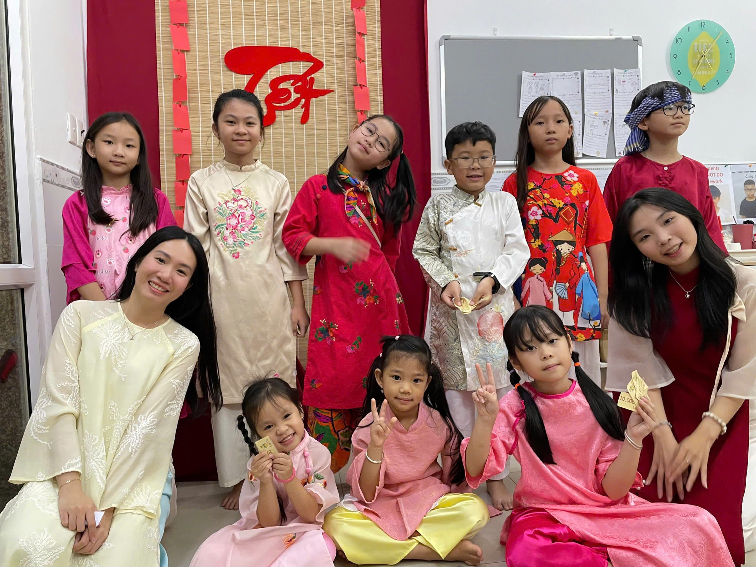 Học sinh mặc áo dài mừng Tết